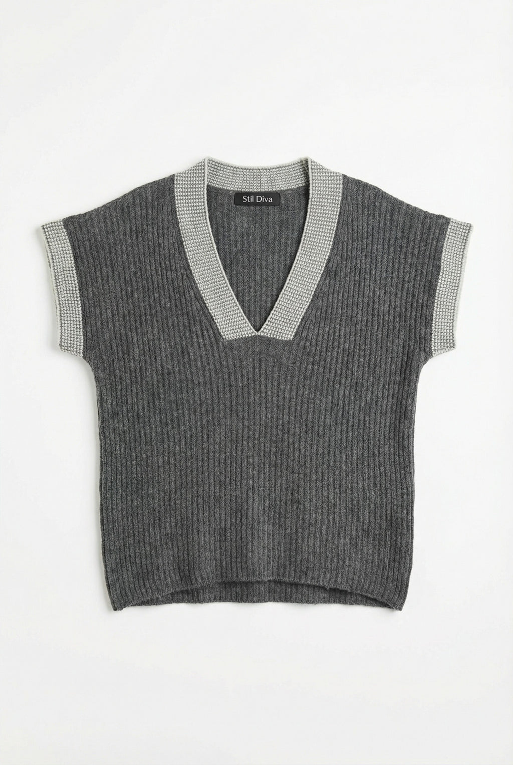 Koyu Gri V Yaka Kısa Kollu Triko Süveter - Rahat ve Şık
