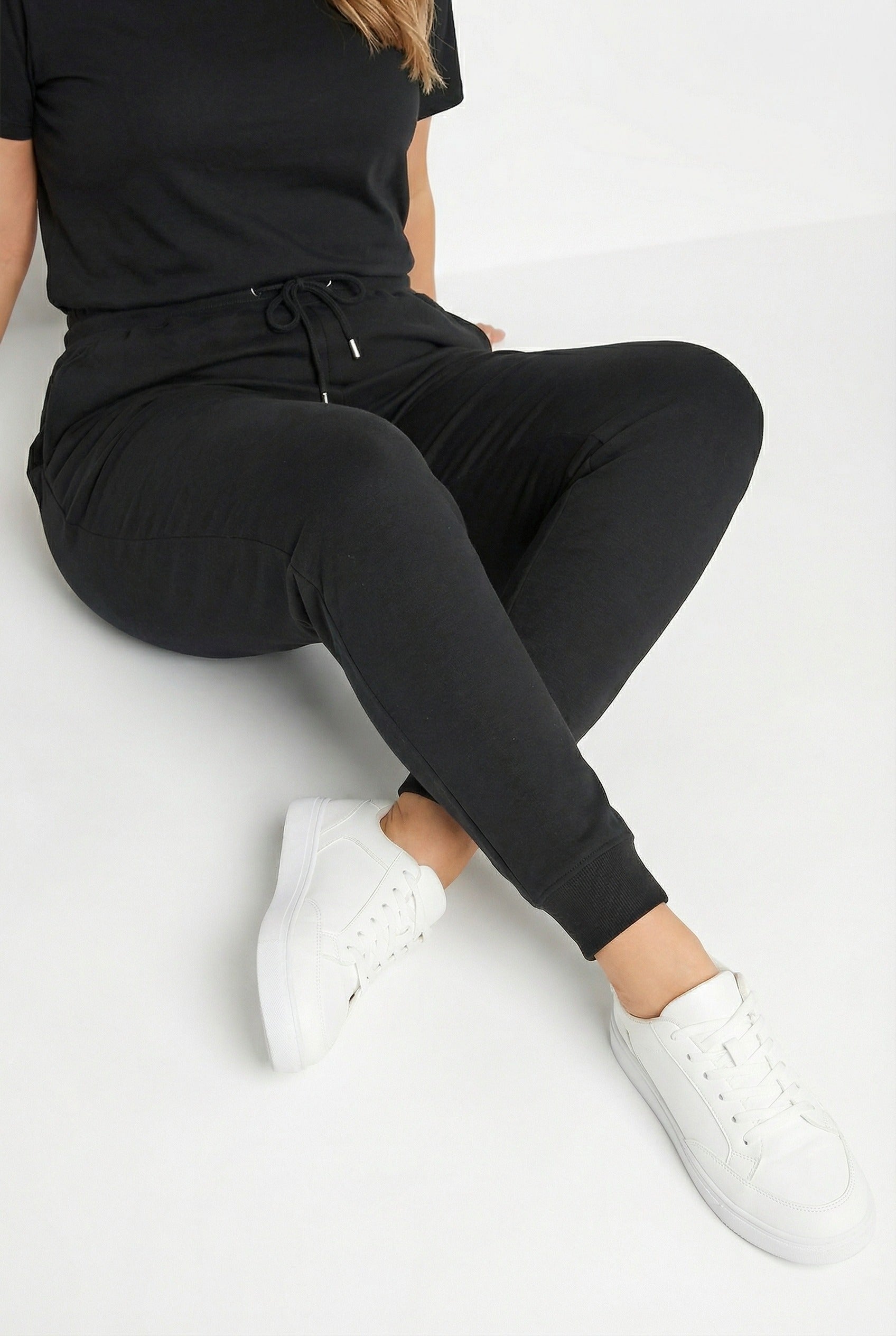 Siyah Cepli Lastikli Eşofman Altı - Konfor ve Şıklık Bir Arada