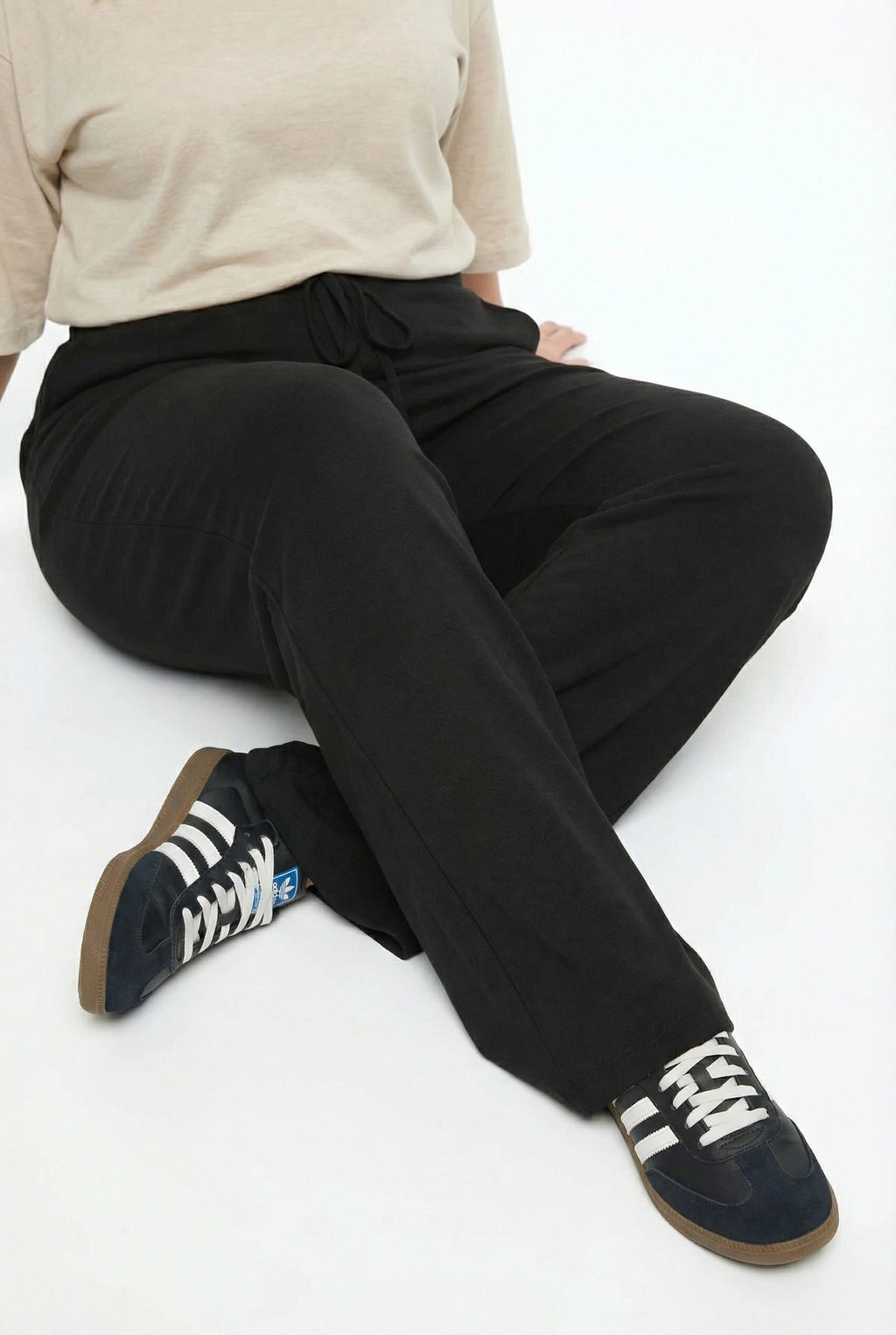 Siyah Beli Lastikli Geniş Paça Pantolon - Rahat ve Şık Seçim