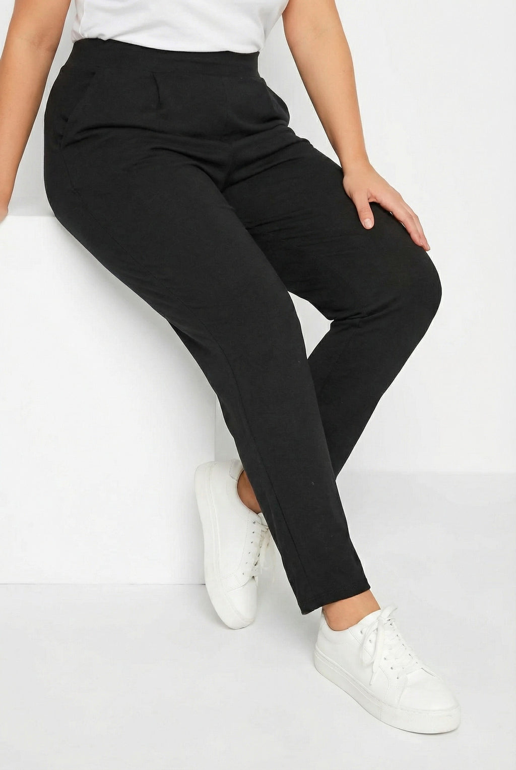 Siyah Likralı Dar Paça Pantolon - Cepli ve Beli Lastikli