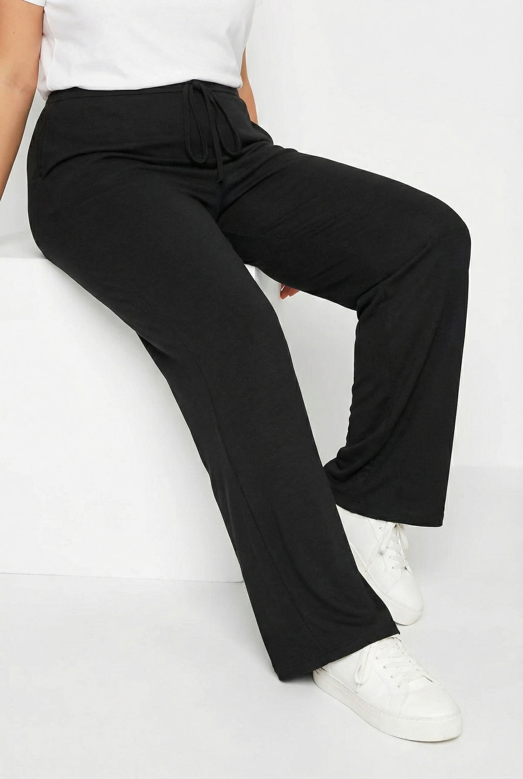 Beli Lastikli ve Bagcikli Siyah Geniş Pantolon - Rahat ve Şık