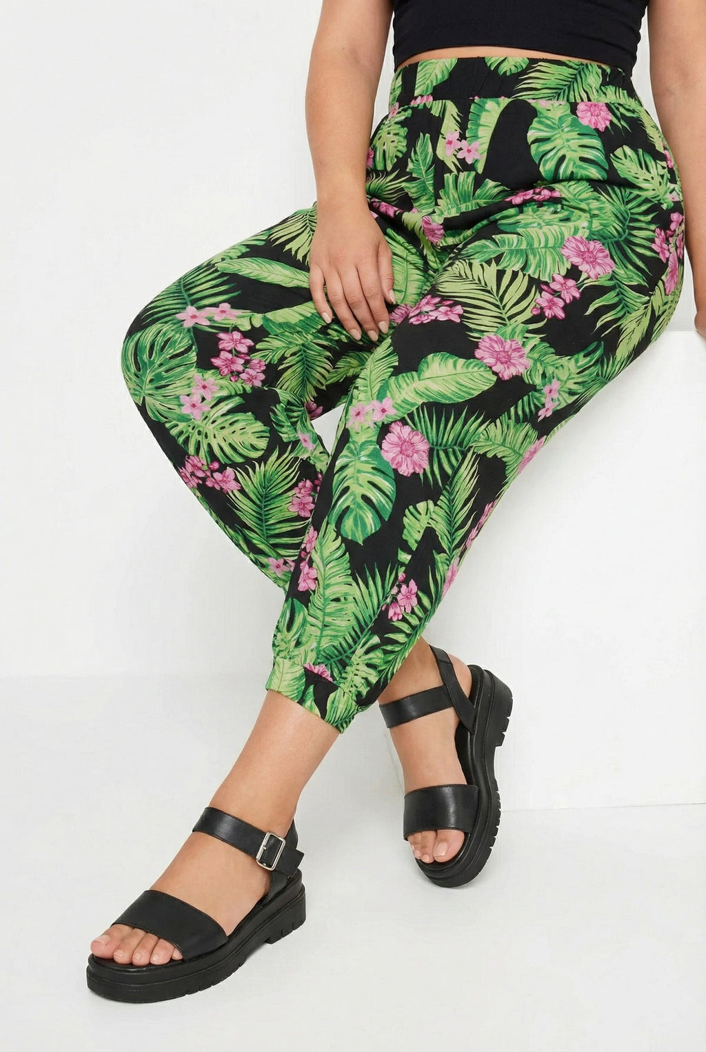 Yeşil Cepli Jogger Pantolon - Lastik Bel Detayı ile Rahat Kullanım