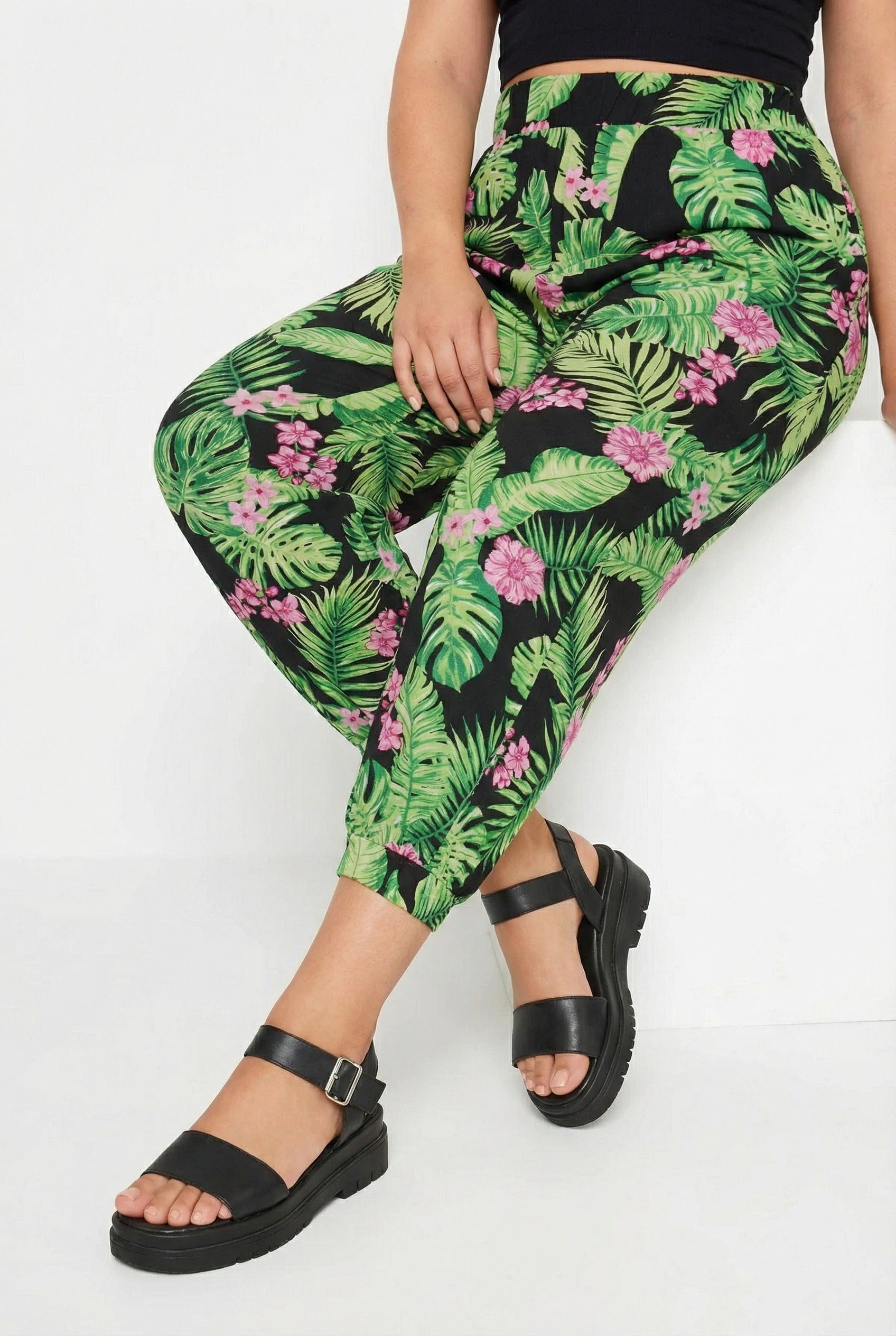 Yeşil Cepli Jogger Pantolon - Lastik Bel Detayı ile Rahat Kullanım