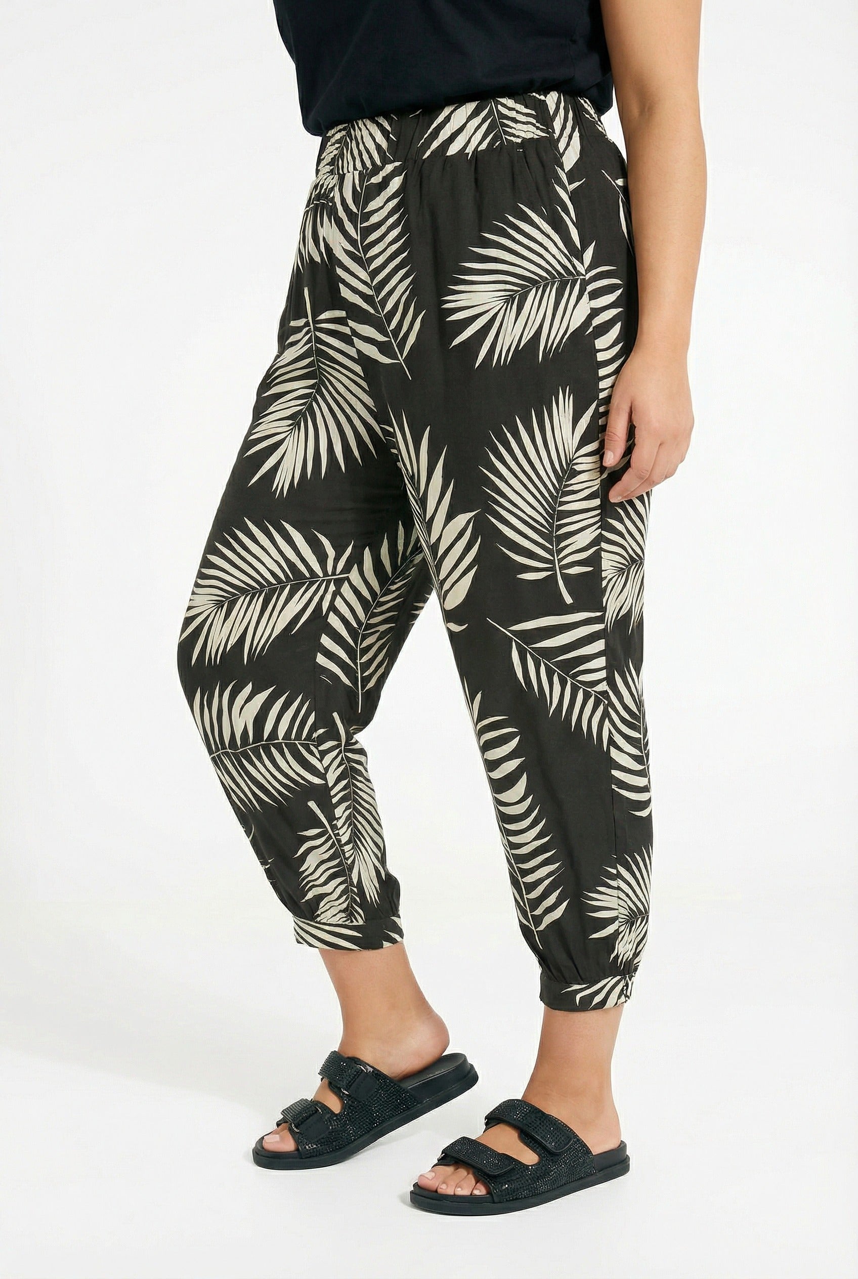 Bilek Boy Paçası ve Beli Lastikli Cepli Şalvar Pantolon - Siyah