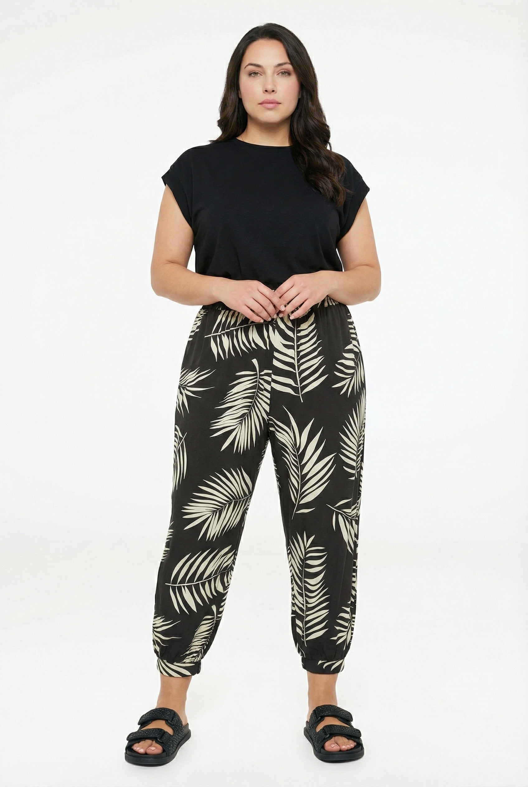 Bilek Boy Paçası ve Beli Lastikli Cepli Şalvar Pantolon - Siyah