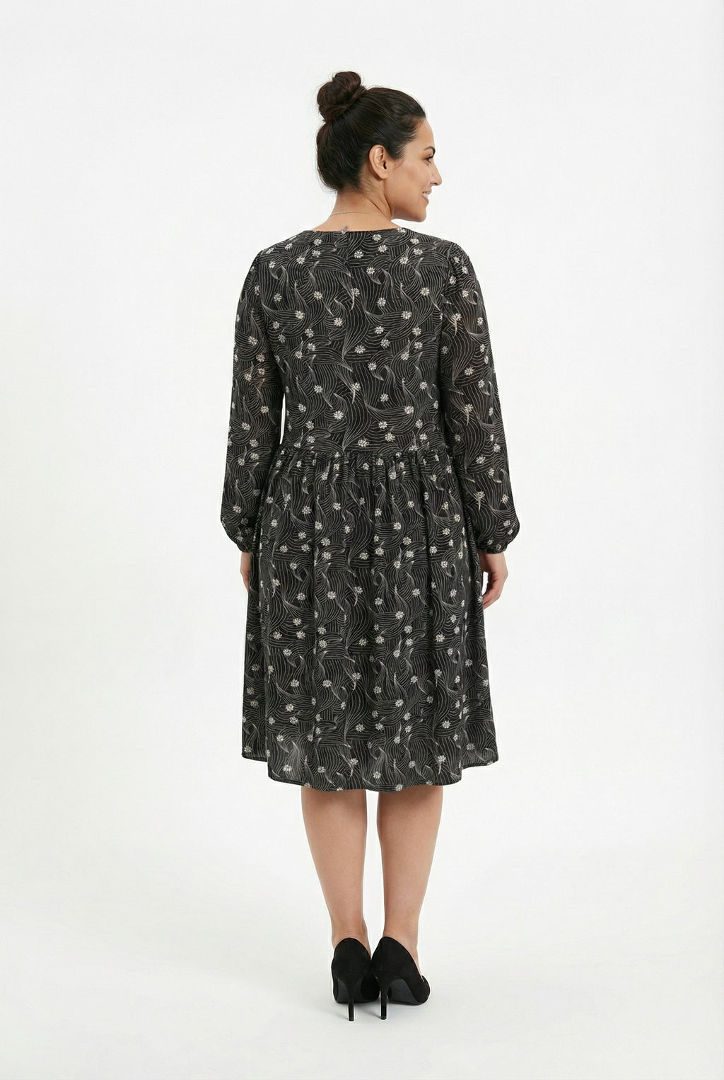 Uzun Kollu Desenli Siyah Elbise - Şık ve Rahat Tasarım