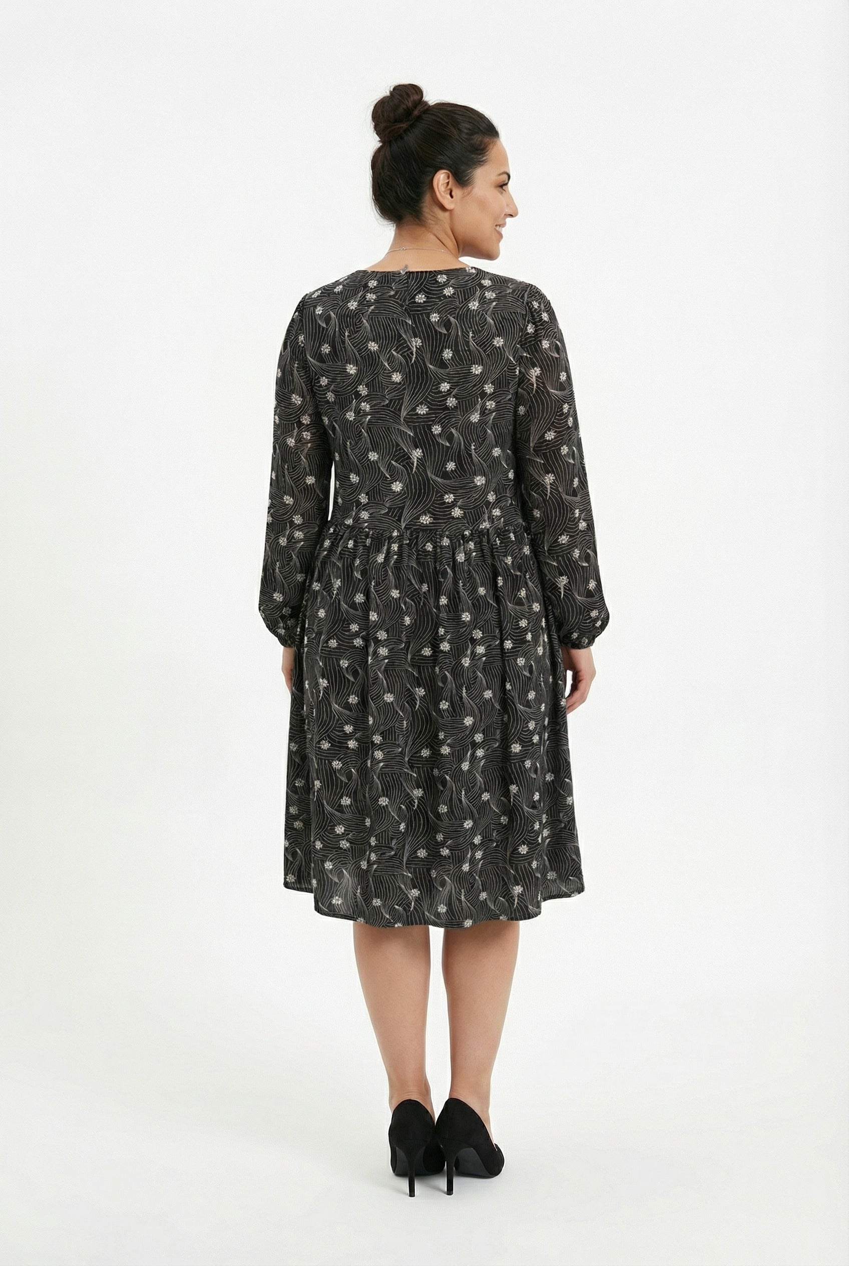 Uzun Kollu Desenli Siyah Elbise - Şık ve Rahat Tasarım