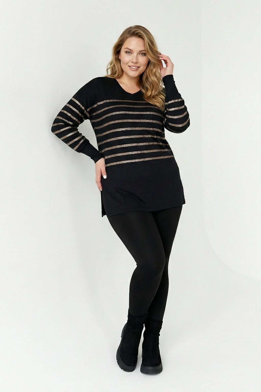 Uzun Kollu V Yaka Siyah Bluz - Lastikli Bilek Detaylı