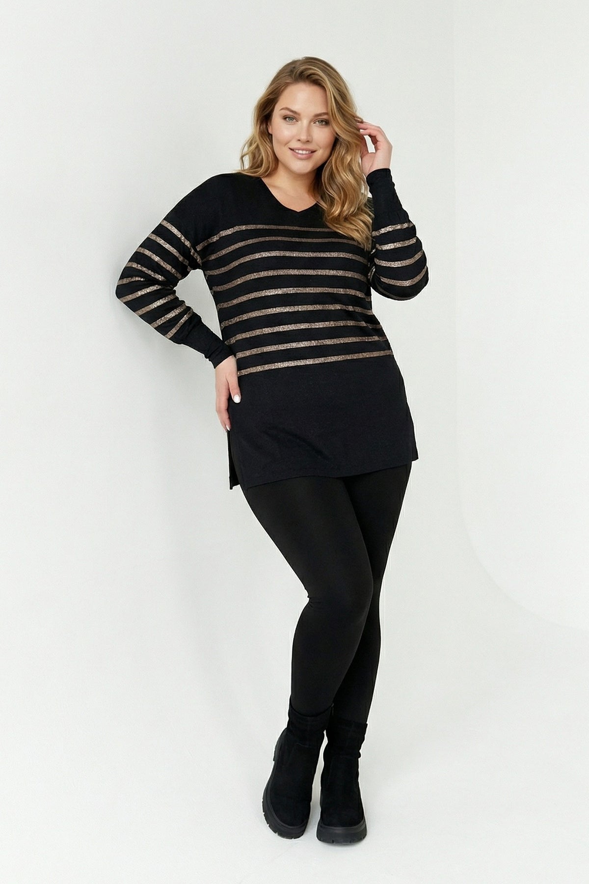 Uzun Kollu V Yaka Siyah Bluz - Lastikli Bilek Detaylı