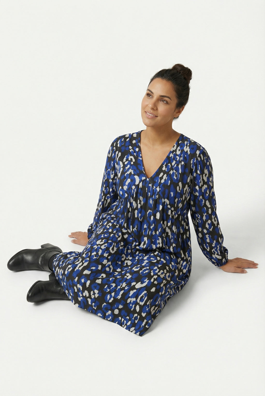 Mavi V Yaka Uzun Kollu Bürümcük Kumaş Midi Elbise - Şık ve Rahat