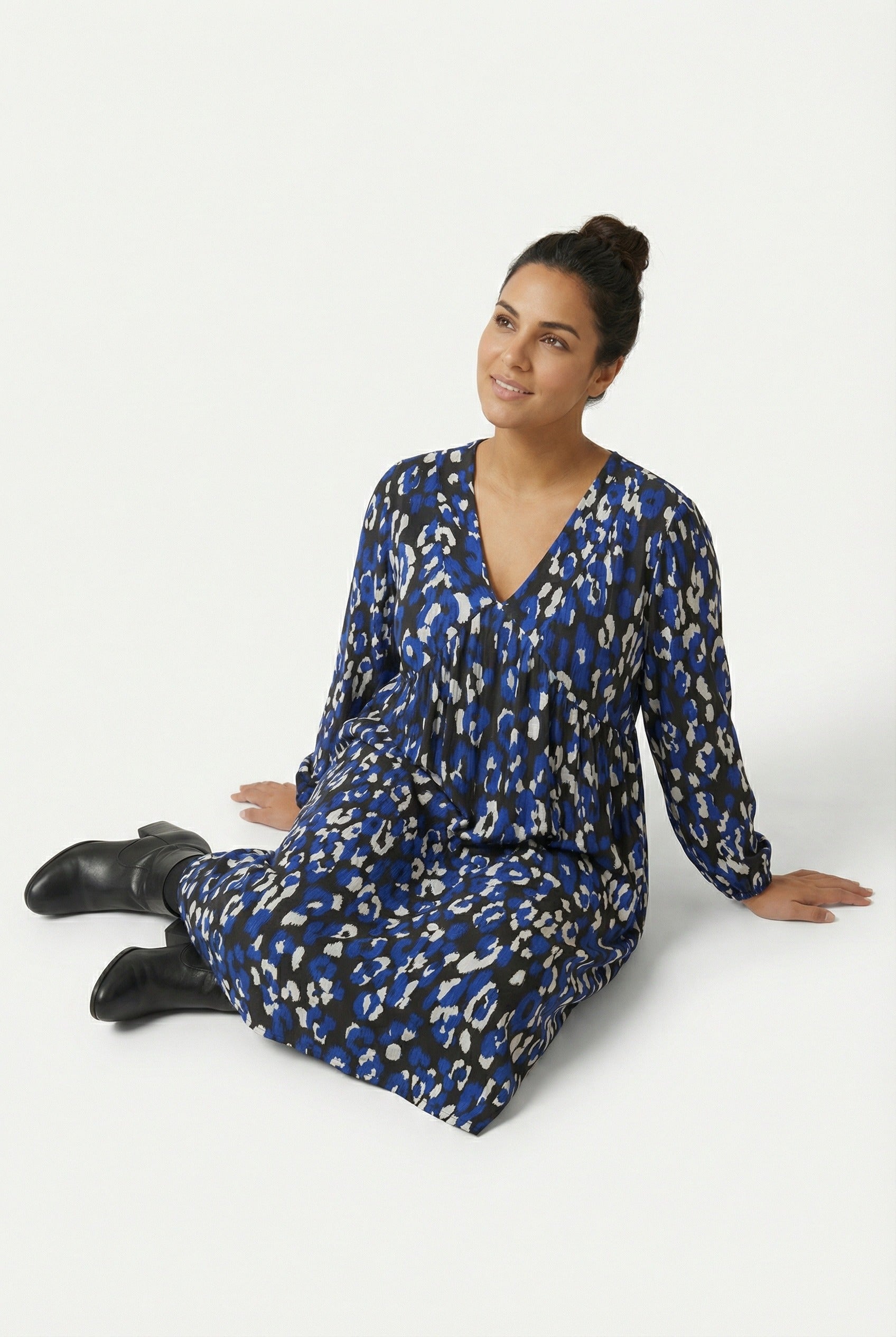 Mavi V Yaka Uzun Kollu Bürümcük Kumaş Midi Elbise - Şık ve Rahat