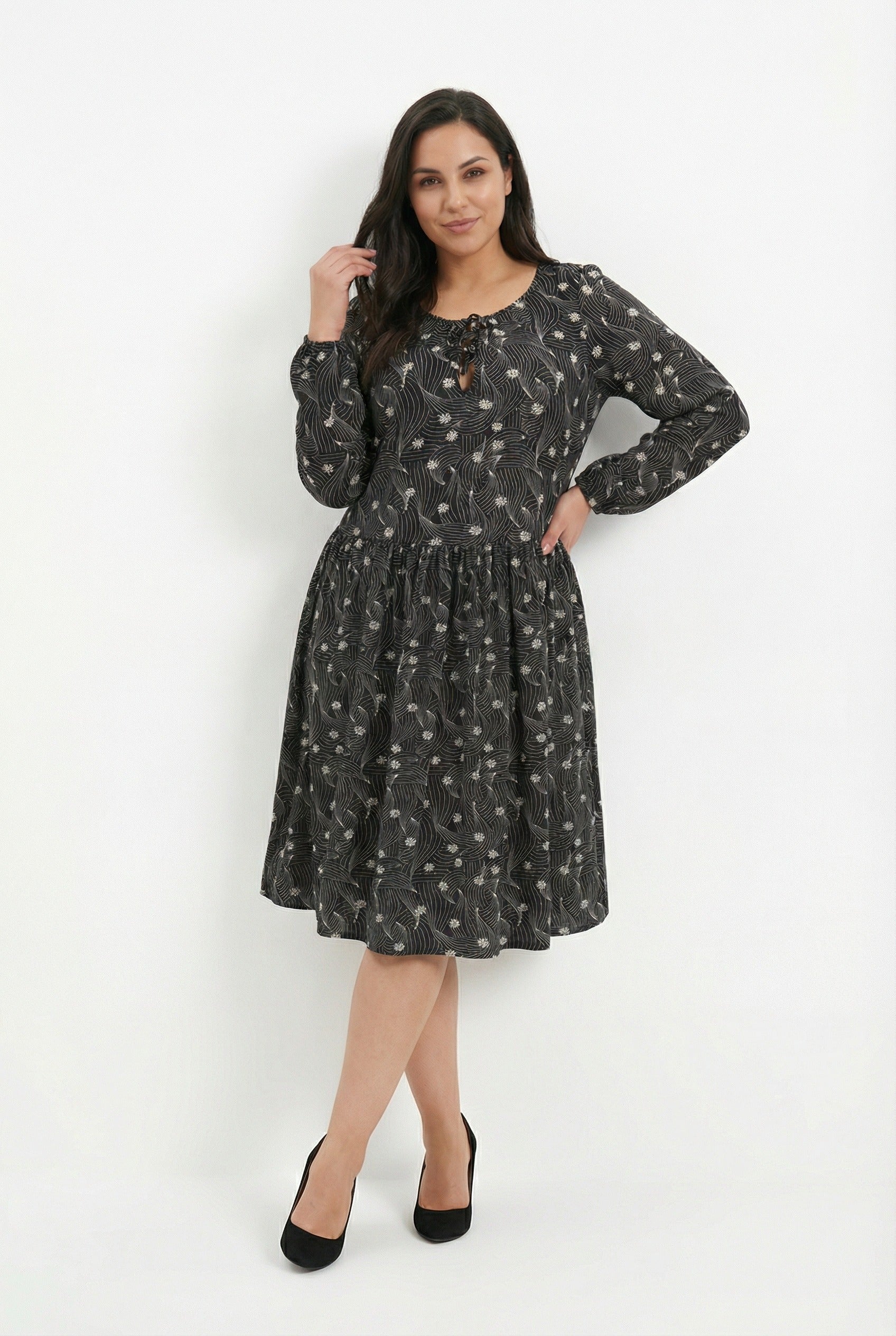 Uzun Kollu Desenli Siyah Elbise - Şık ve Rahat Tasarım