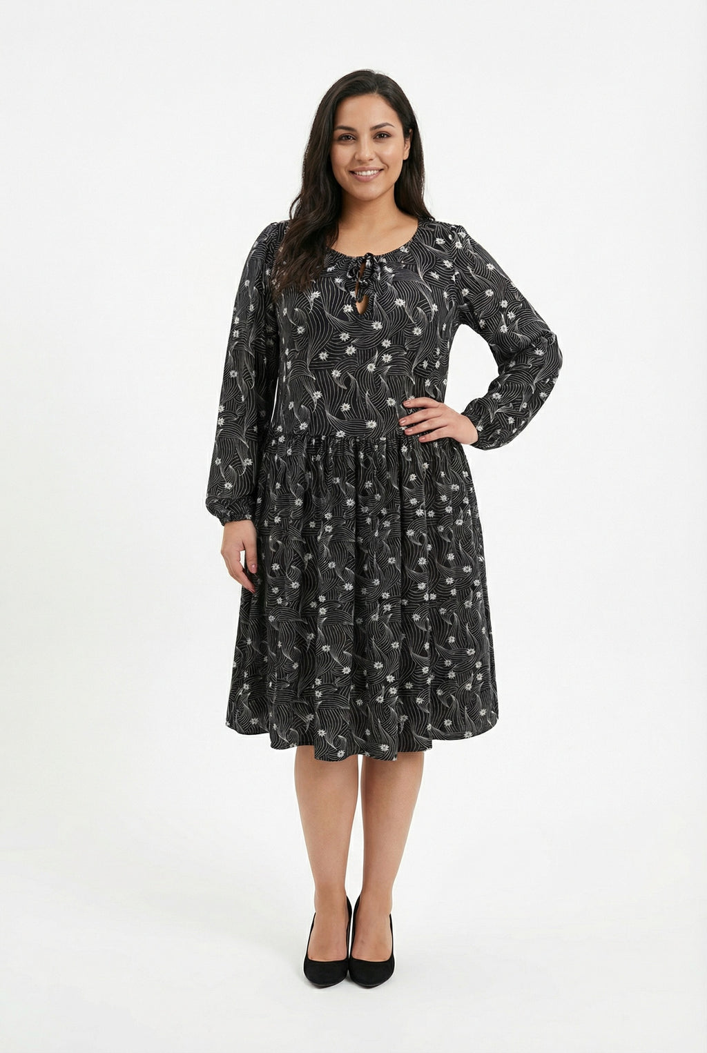 Uzun Kollu Desenli Siyah Elbise - Şık ve Rahat Tasarım