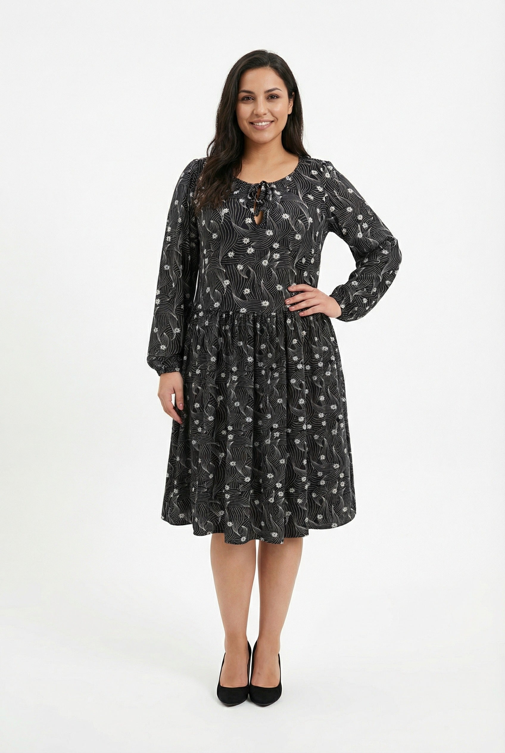 Uzun Kollu Desenli Siyah Elbise - Şık ve Rahat Tasarım