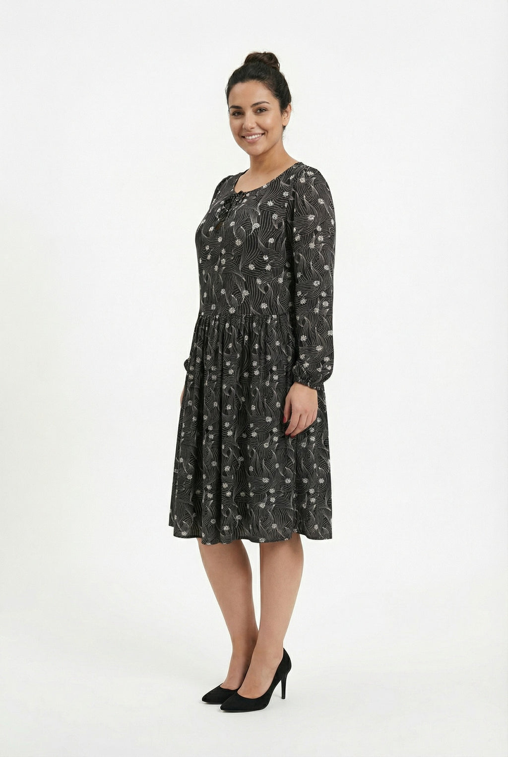 Uzun Kollu Desenli Siyah Elbise - Şık ve Rahat Tasarım