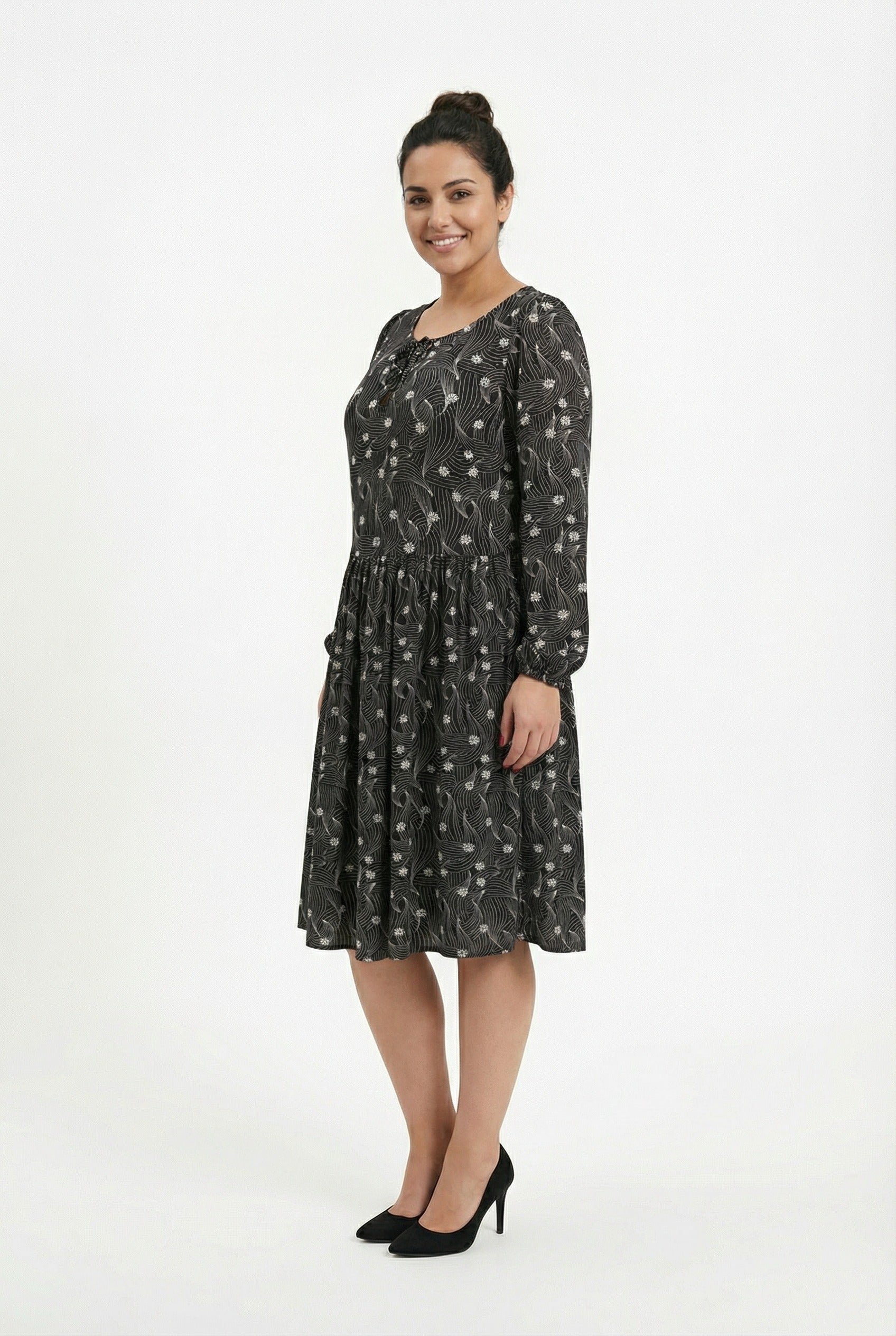 Uzun Kollu Desenli Siyah Elbise - Şık ve Rahat Tasarım