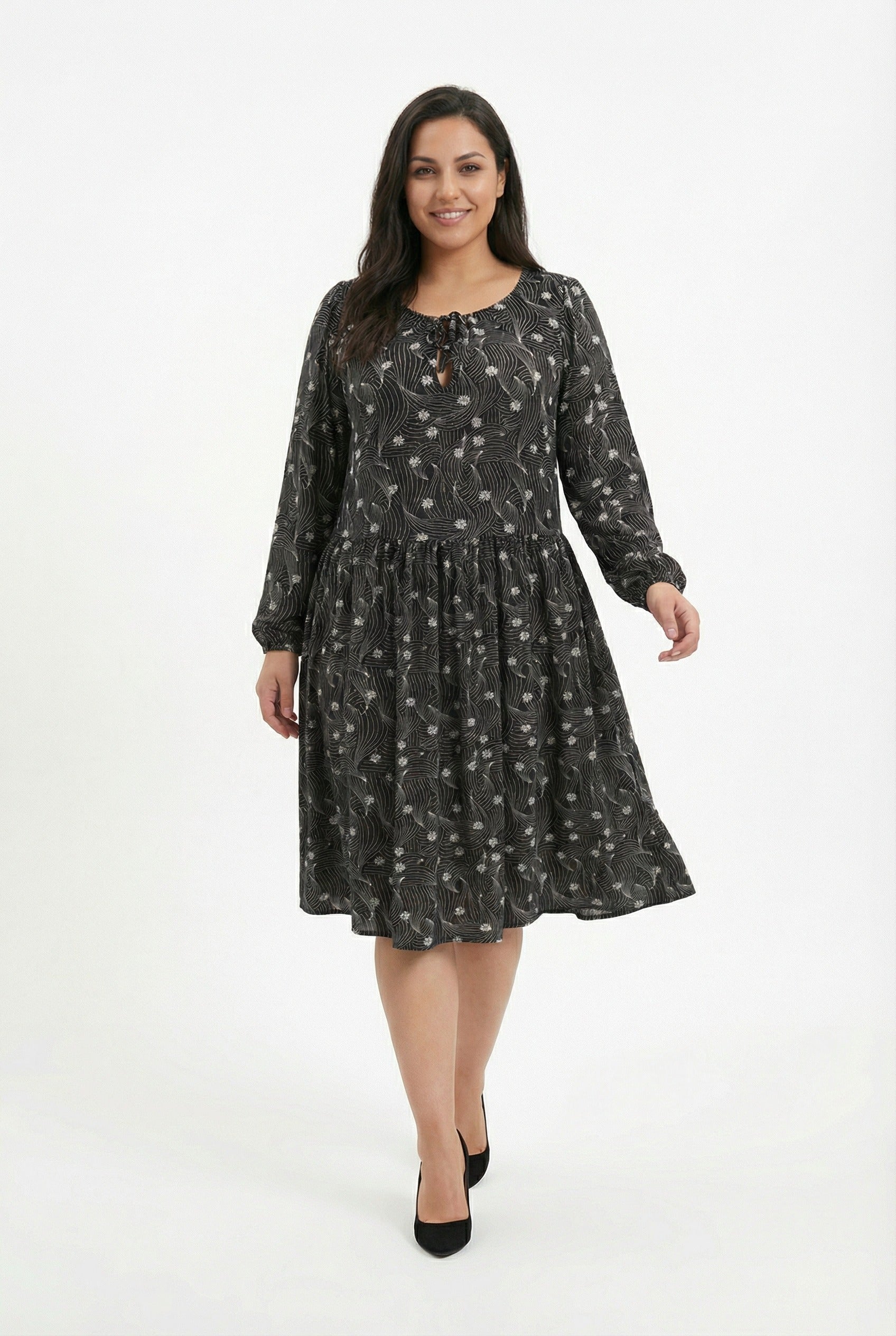 Uzun Kollu Desenli Siyah Elbise - Şık ve Rahat Tasarım