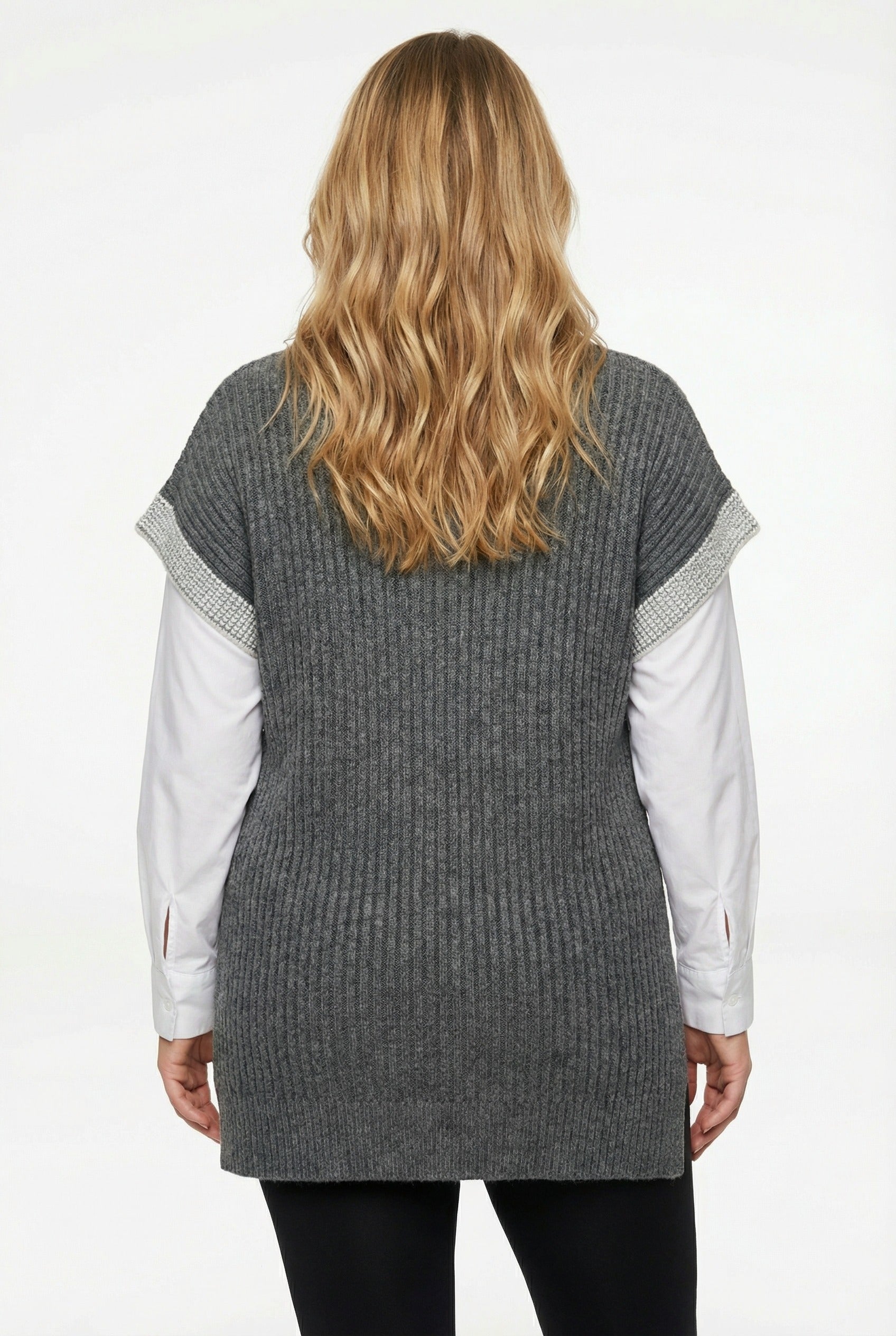 Koyu Gri V Yaka Kısa Kollu Triko Süveter - Rahat ve Şık