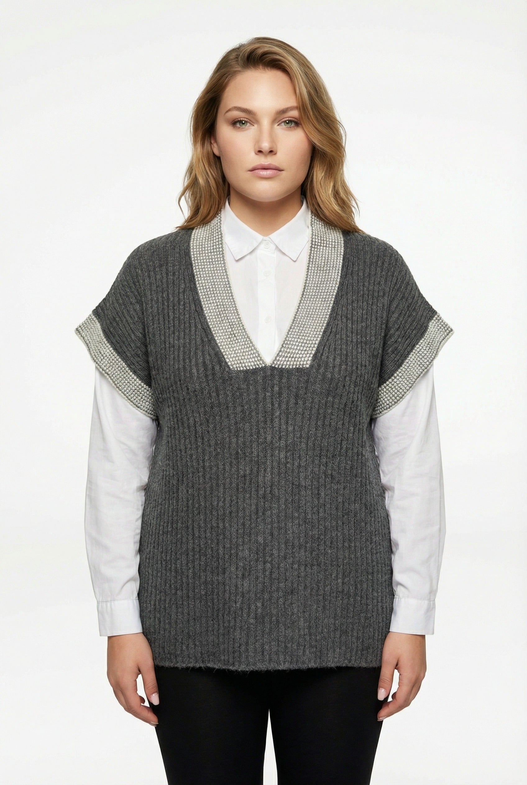 Koyu Gri V Yaka Kısa Kollu Triko Süveter - Rahat ve Şık