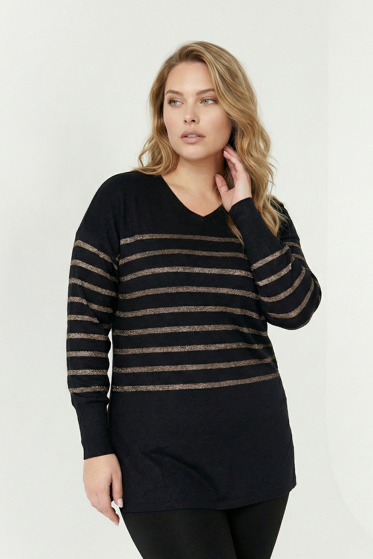 Uzun Kollu V Yaka Siyah Bluz - Lastikli Bilek Detaylı