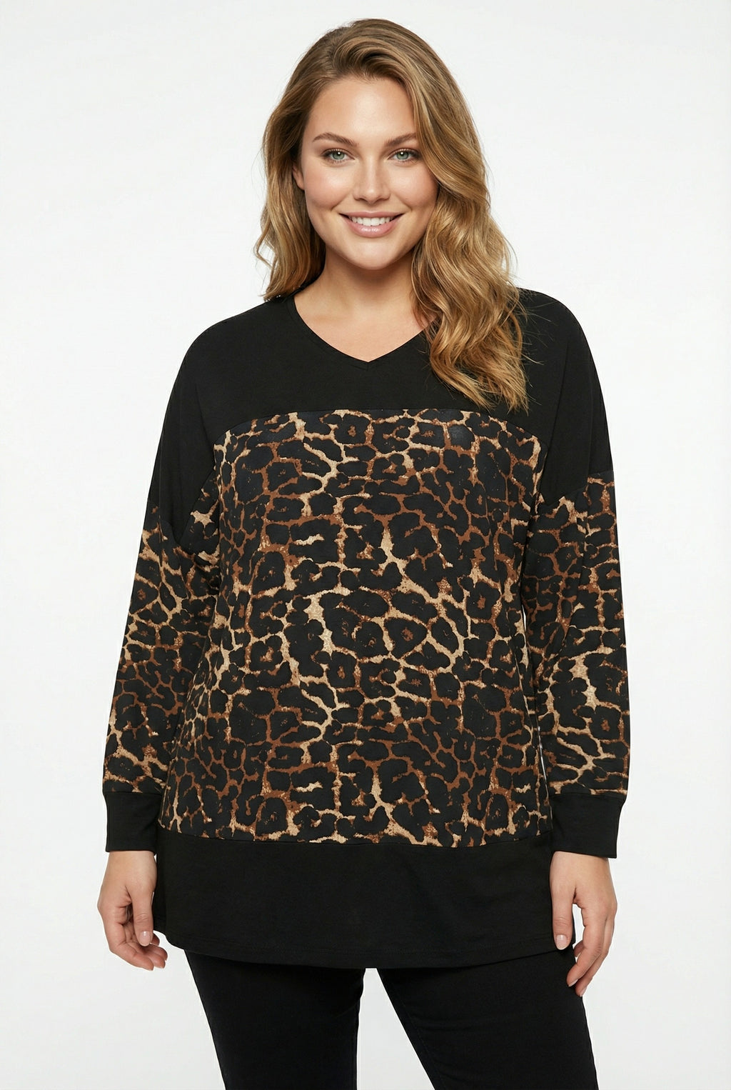 Siyah V Yaka Uzun Kollu Leopar Desenli T-shirt - Rahat ve Şık