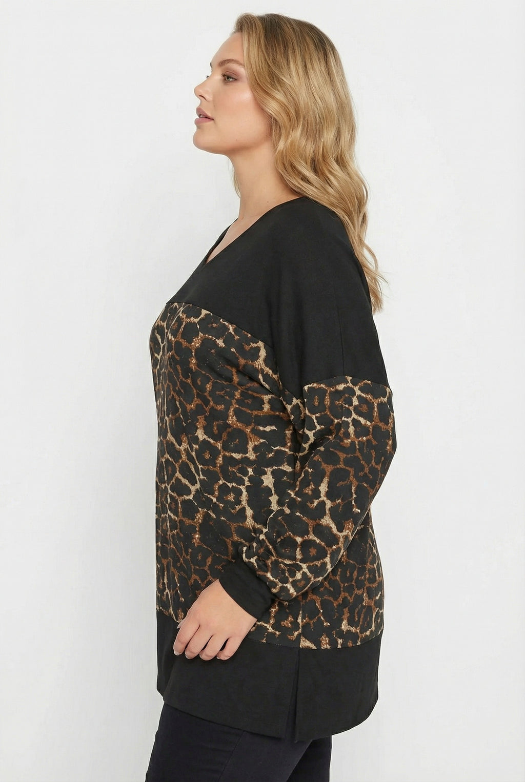 Siyah V Yaka Uzun Kollu Leopar Desenli T-shirt - Rahat ve Şık