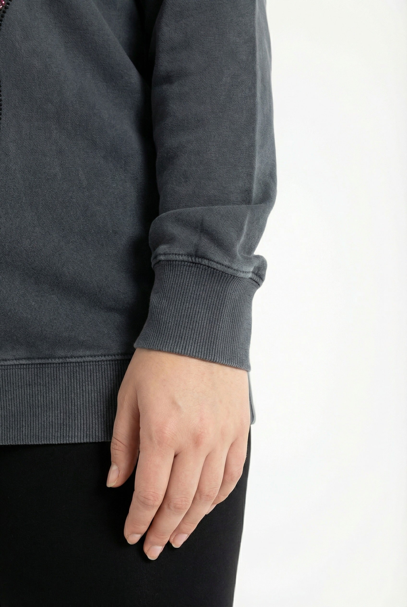 Antrasit Yıkamalı Pul Detaylı Sweatshirt - Rahat ve Şık Tasarım